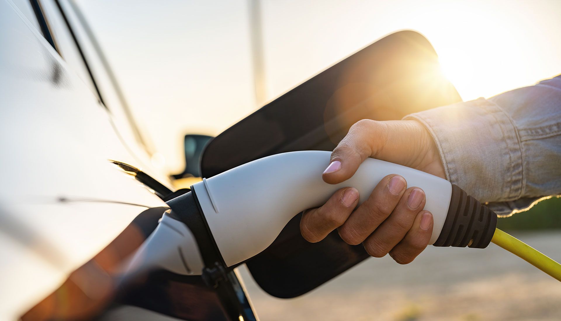 Ein Auto wird Ökostrom geladen