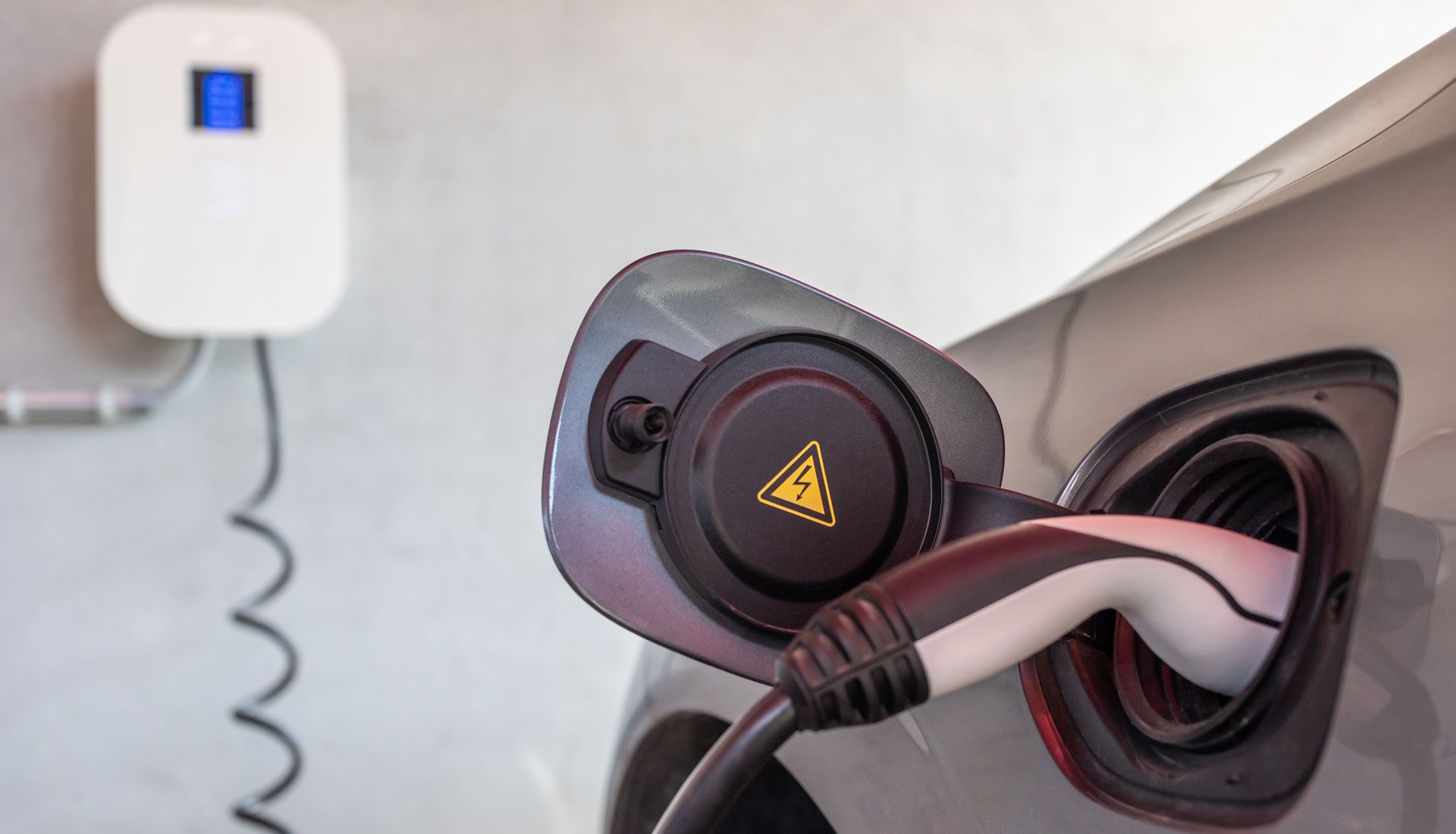 Auto wird an einer Wallbox geladen